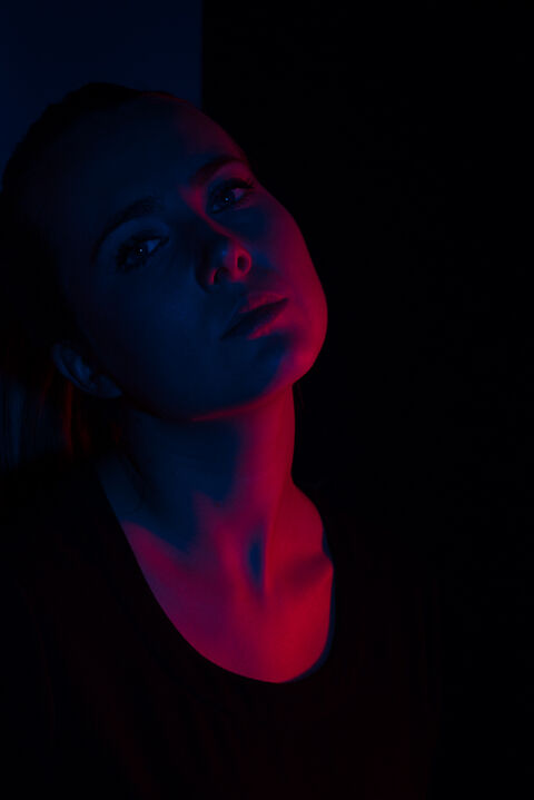  Photographie en studio. Portrait de Laure avec coloris rouge et bleu